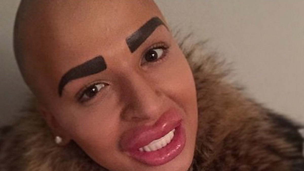 Den brittiska killen Jordan James Parke, 23, har lagt en miljon kronor på kirurgiska ingrepp för att se ut som Kim Kardashian. Han har bland annat kört in en hel del fillers och Botox. Han har även gjort hårborttagning och tatuerat sina ögonbryn.